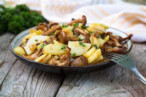 4,0/5 vota su un totale di voti: Funghi galletti con patate | Ricetta