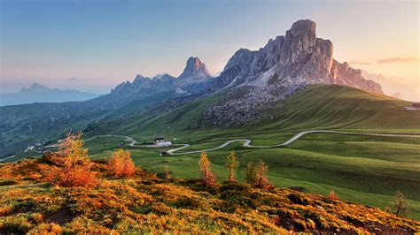 壁纸 性质 景观 发夹转 树木 屋 路 草 领域 天空 云彩 Dolomite Alps 白云岩山脉 意大利