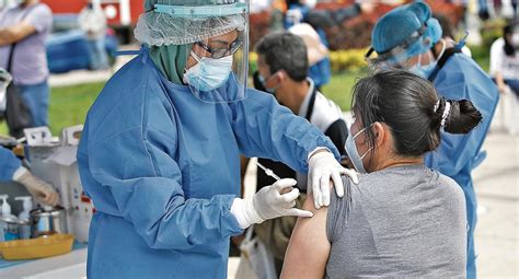 Vacuna coronavirus ninguna de esas muertes tuvo relación alguna con el fármaco. Vacuna contra COVID-19: excanciller Mario López reveló que ...