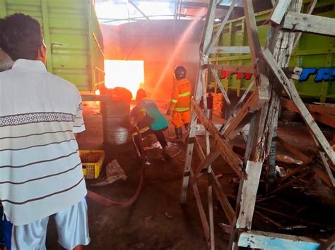 Sekda rembang edy supriyanta (sumber: Terbakar, Gudang Pembuatan Bak Truk Milik Mantan Bupati Rembang - Radio R2B Rembang