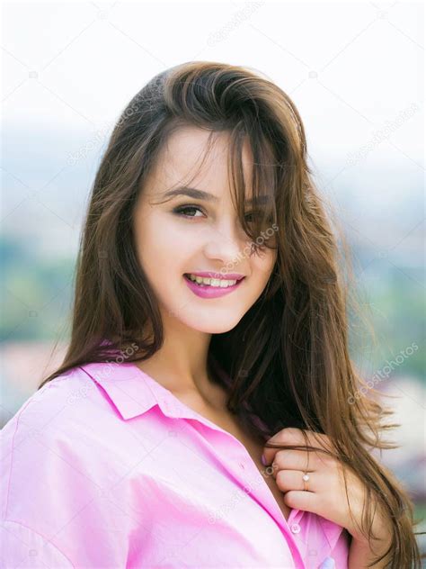 fotos jovenes bonitas chica joven bonita sexy sonriendo — foto de stock ©