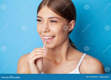 Retrato De Hermosa Mujer Limpiando Dientes Con Hilo Dental Imagen De
