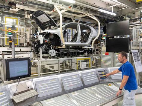 Nach Zwangspause VW Startet Wieder Mit Produktion