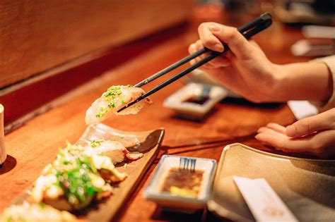 I am a lefty and eat using chopsticks on my left hand. Japanese Table Manners and Chopstick Etiquette