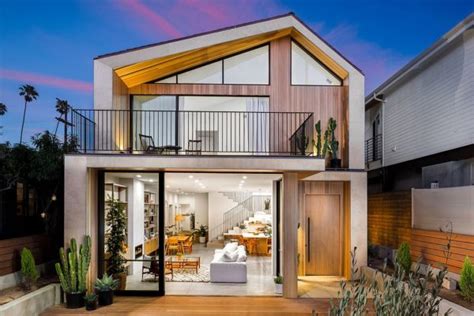 Delightful Scandinavian Style Venice Beach Residence In Wood And White