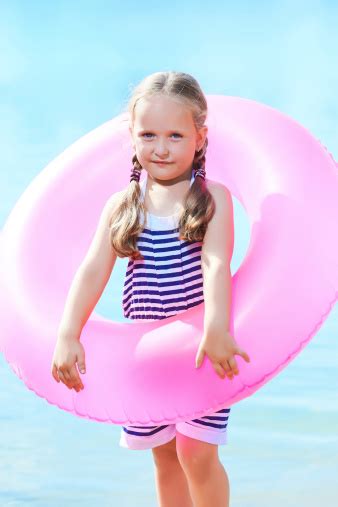 Glückliches Kleines Mädchen Schwimmen Und Sonnen Am Strand Stockfoto