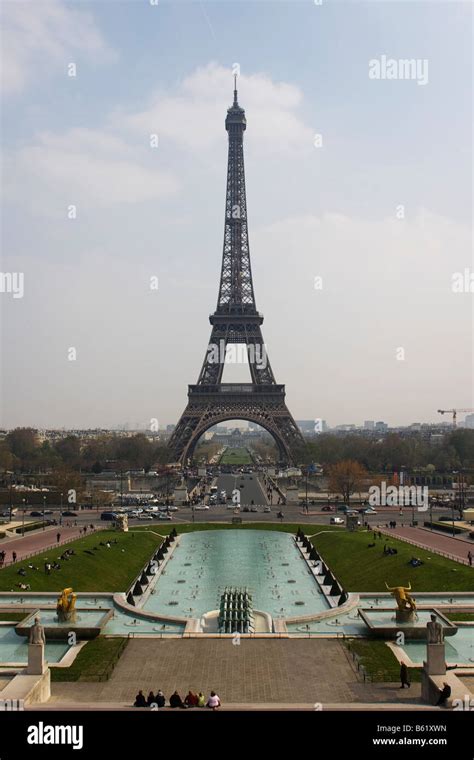 Una Vista De Los Jardines Del Trocadero Y La Torre Eiffel Desde El Palais De Chaillot De Par S