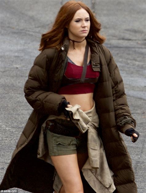 Karen Gillan Flashes Her Abs As She Arrives On The Jumanji Reboot Set Daily Mail Online