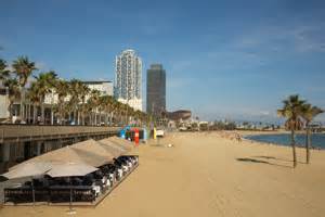 Die kilometerlangen strände barceloneta, icára und bogatell mit ihren belebten promenaden und wassersportangeboten befinden sich nur eine kurze fahrt mit der metro vom die strandhotels von barcelona bieten sich besonders für einen erholsamen und abwechslungsreichen familienurlaub an. De stranden van Barcelona