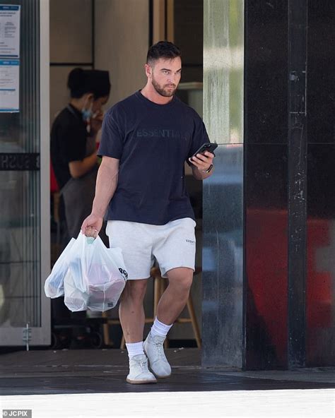 Kayla Itsines Ex Fiance Tobi Pearce Steps Out With Very Ripped Girlfriend Rachel Dillon Daily