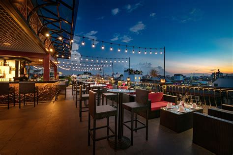 With an airy and spacious terrace, luxurious and innovative in decor, redsquare rooftop offers the finest vodkas from around the world. ROOFTOP BAR