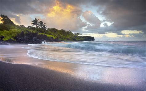 Waves Crashing Onto Waianapanapa Black Sand Beach Hna Maui Hd