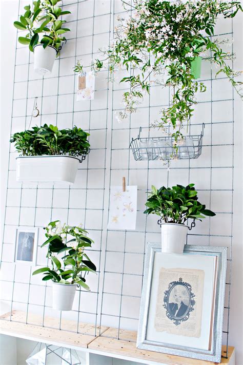 This wooden indoor planter box constitutes a great example of a solid, natural diy construction. GREEN DIY | Wall Planter