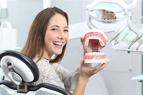 Patient Satisfaisant De Dentiste Montrant Son Sourire Parfait Image