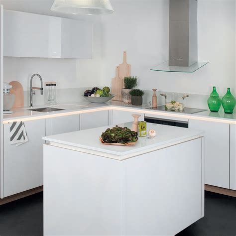 Une petite cuisine peut se nicher dans un coin du salon, se faire oublier ou au contraire être visuellement très présente. Plan petite cuisine : 3 configurations de base - Marie Claire