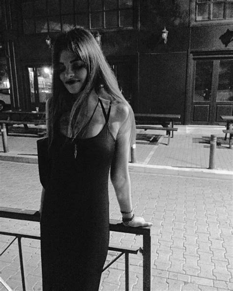 Η τζένη καρέζη στα πλαίσια φωτογράφισης για το περιοδικό «ταχυδρόμος» στα χρόνια της καθιέρωσης και των πρώτων. Η εγγονή της Τζενή Καρέζη είναι μια κούκλα και μοιάζει ...