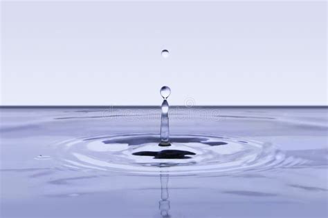 Spadać kropli woda zdjęcie stock Obraz złożonej z medytacja 16473180