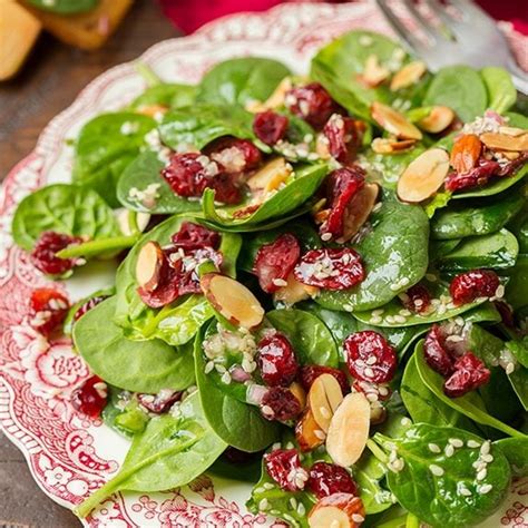 Σαλάτα με baby σπανάκι cranberries και dressing σουσαμιού