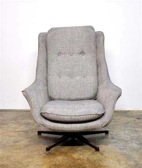 Club chairs are a variety of armchair which is usually covered in leather. SELECT MODERN: Mid Century Swivel Lounge Chair