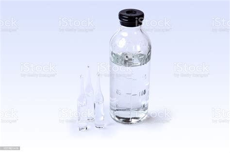 Ampollas De Vidrio Con Medicinea Y Botella De Solución Salina Aislada