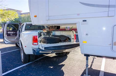 However, there are several important distinctions between them. What Are The Differences Between Gooseneck vs 5th Wheel ...