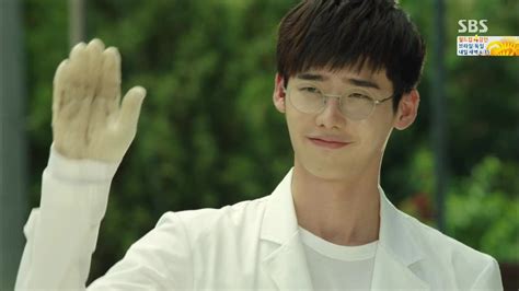 Although it has a lighthearted and simple plot, you doctor stranger tells the story of a young doctor who flees north korea to live back in south korea. HanCinema's Drama Review "Doctor Stranger" Episode 20 ...
