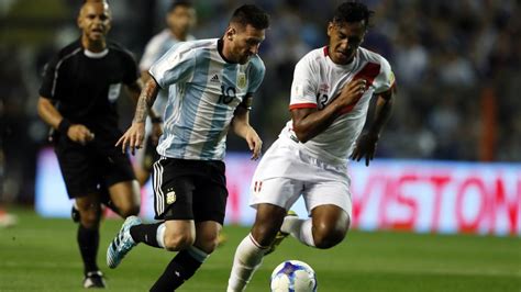 Chile cosechó esta noche su primera victoria en las eliminatorias sudamericanas para el mundial de fútbol qatar 2022, al vencer como local por 2 a 0 a perú, próximo rival de la argentina. ELIMINATORIAS SUDAMERICANAS: ARGENTINA VS PERÚ; DÍA, HORA, LUGAR; FORMACIONES; Y CÓMO VERLO EN VIVO