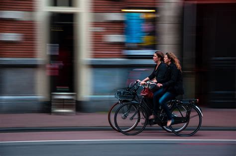 images gratuites gens femme route rue vélo transport véhicule couleur équipement