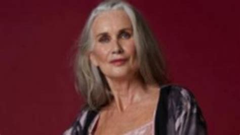 Body Masih Seksi Wanita 59 Tahun Pede Jadi Model Lingerie