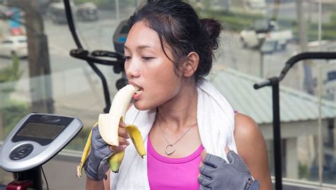 this is why you eat a banana in the middle of your workout