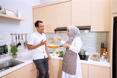 Feliz pareja musulmana cocinando juntos en la cocina hombre y mujer preparándose para la cena
