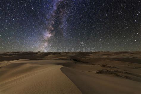 Vistas Asombrosas Del Desierto De Gobi Debajo Del Cielo Estrellado Foto