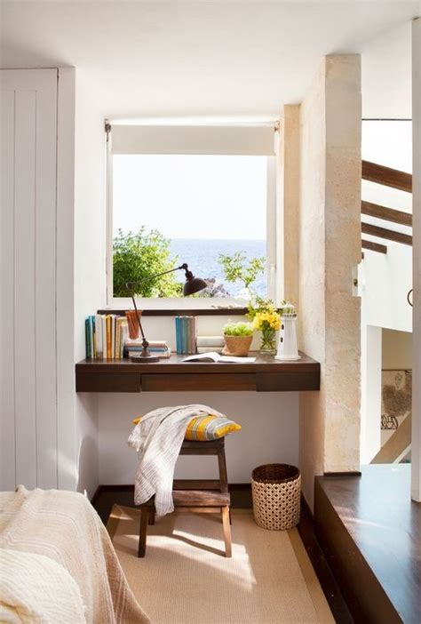 La cabecera tiene un acabado capitonado y acojinado que luce en color verde, mientras que la base también está tapizada para que se vea moderna y original. Decorar un cuarto matrimonial sencillo y moderno | Ideas y ...