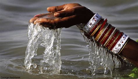 Watercredits 701×405 Varanasi Indisches Mädchen
