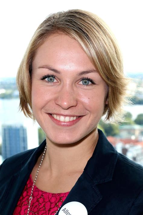 Only high quality pics and photos with magdalena neuner. Magdalena Neuner: Erstes Baby unterwegs | GALA.de