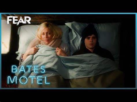 Mom and son share a bed at hotel Видео