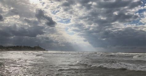 洶湧的大海之上的暴風雨雲 · 免費圖庫影片