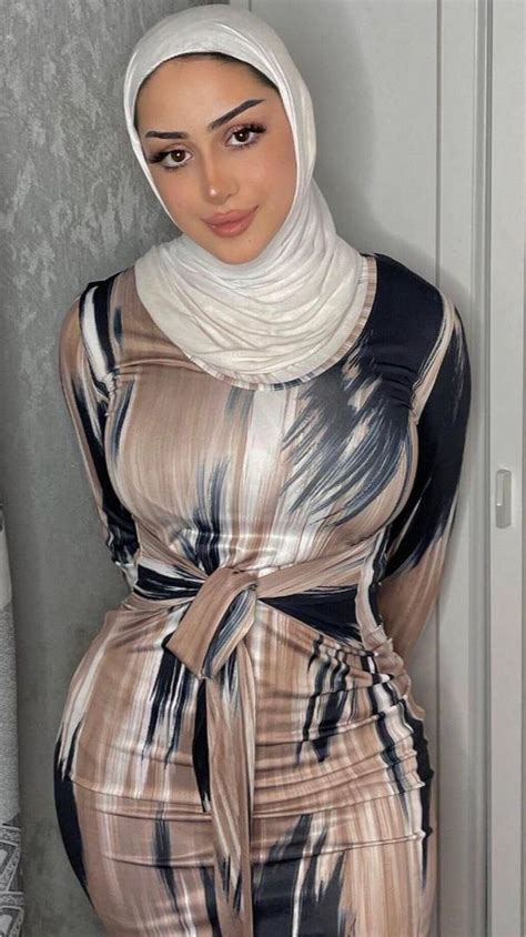 Modest Hijabi Showing Her Curves Scrolller