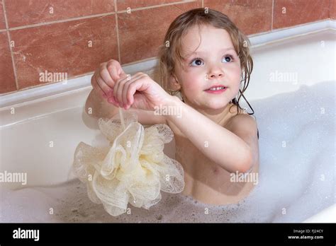 babe girl bath Fotos und Bildmaterial in hoher Auflösung Alamy