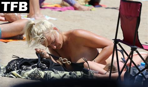 Sarah Connor Flashes Her Nude Breasts On The Beach Photos