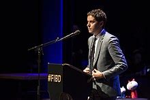 Gabriel attal, 23 ans, est, par effets de proximités successives, soudain doté d'un salaire qui le propulse parmi les 5% les plus favorisés du pays, doté de « la mort de son père libère attal d'une tutelle oppressante et lui permet d'officialiser sa relation avec stéphane séjourné (conseiller politique. Gabriel Attal — Wikipédia