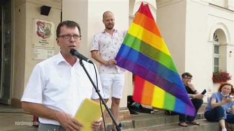 16 jahre haft für mann. Regenbogenflagge Neustrelitz | NDR.de - Fernsehen ...