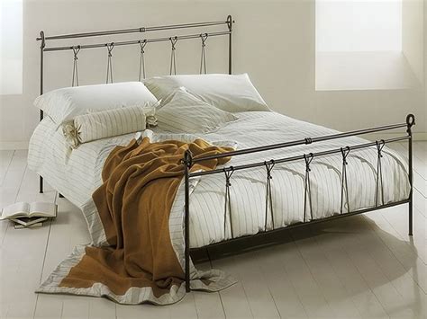 Poichè i nostri letti hanno finiture particolari e fatte a mano, per la pulizia non devono essere usati nè detersivi, nè. Anna - Letto matrimoniale in ferro battuto, disponibile in diverse finiture - Sediarreda
