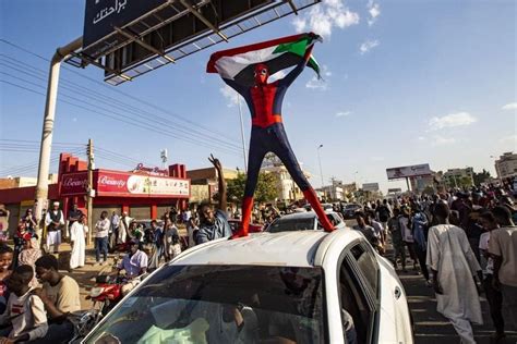 el spiderman de sudán el activista enmascarado que se convirtió en símbolo de la resistencia