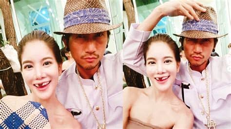 ยาใจที่ดี #ก้อยรัชวิน ดูแล #ตูนบอดี้สแลม อย่างใกล้ชิดไม่มีห่าง พร้อมชูสองนิ้วมินิฮาร์ทยังไหวอยู่ อย่าลืม กดติดดาว⭐️เพจนะคะ จะได้ไม่พลาดทุก. น่ารัก!! ก้อย-ตูน ลงทุนแปลงโฉมเป็น ท่านขุน-อีเย็น ทั้งฮา ...