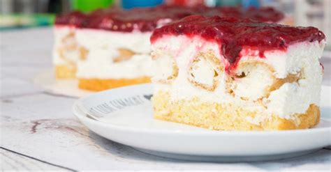 Grützepulver vorher mit ein paar el vom wasser anrühren und unter rühren in das kochende zuckerwasser gießen. Windbeuteltorte mit Roter Grütze - Leckergebacken | Rezept ...