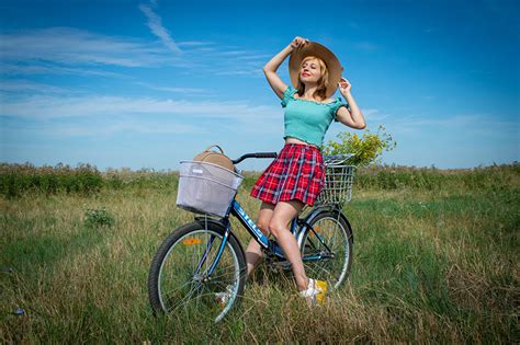 Fonds Decran Prairies Victoria Borodinova Blondeur Fille Bicyclette
