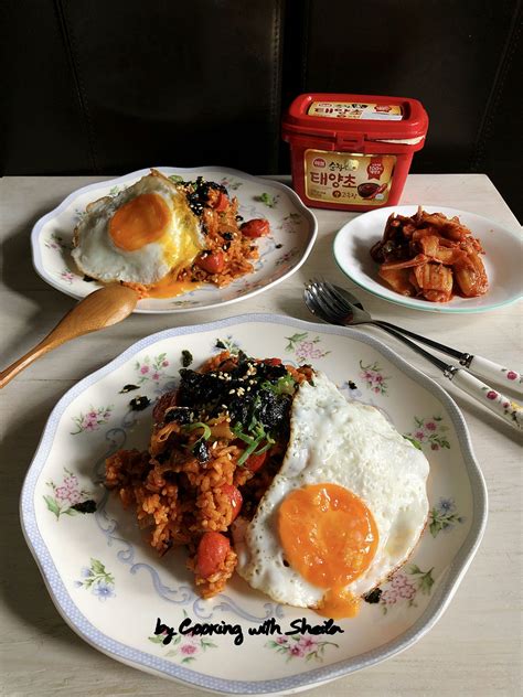 /ˌnɑːsi ɡɒˈrɛŋ/) refers to fried rice in both the indonesian and malay languages. Kimchi Fried Rice | Nasi goreng kimchi, Menggoreng ...