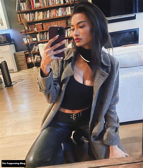 Kelly Gale Sexy 3 Pics Whats Fappened💦