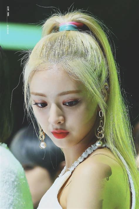 Itzy Yuna 191130 Mma 2019 Kpop Girl Groups Korean Girl Groups Kpop Girls Mma 2019 Septum